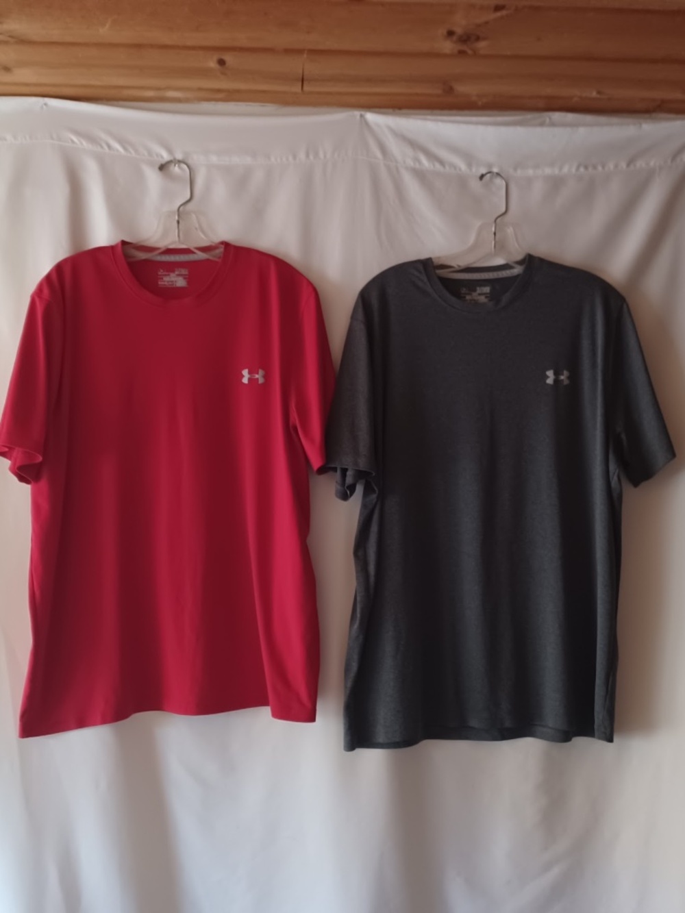 Lot Of 2 Men's Under Armour headgear Loose Fit Athletic T-Shirts Red & Gray XL